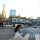ရန်ကုန်မြို့၌ နှာခေါင်းစည်း တပ်ဆင်သွားလာနေသူ အမျိုးသမီးတစ်ဦးအား တွေ့ရစဉ်(ဆင်ဟွာ)