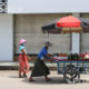 ရန်ကုန်မြို့၌ နှာခေါင်းစည်း တပ်ဆင်၍ လမ်းပေါ်တွင် ဈေးရောင်းနေသူများအား တွေ့ရစဉ်(ဆင်ဟွာ)
