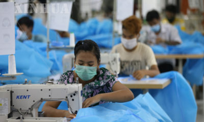 အထည်ချုပ်စက်ရုံတွင် အလုပ်လုပ်နေကြသူများအားတွေ့ရစဉ် (ဆင်ဟွာ)