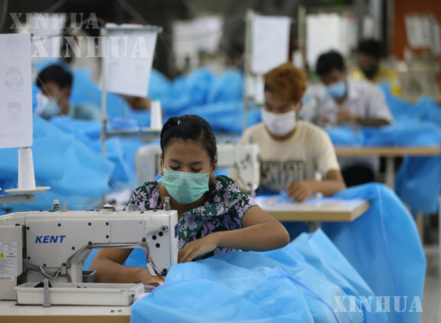 အထည်ချုပ်စက်ရုံတွင် အလုပ်လုပ်နေကြသူများအားတွေ့ရစဉ် (ဆင်ဟွာ)