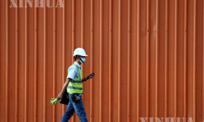 ရန်ကုန်မြို့၌ နှာခေါင်းစည်း တပ်ဆင်သွားလာနေသော ဆောက်လုပ်ရေး အလုပ်သမား တစ်ဦးအား တွေ့ရစဉ်(ဆင်ဟွာ)