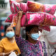 ရန်ကုန်မြို့၌ နှာခေါင်းစည်း တပ်ဆင်၍ သွားလာနေသူများအား တွေ့ရစဉ်(ဆင်ဟွာ)
