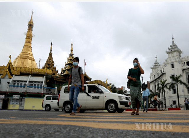 ရန်ကုန်မြို့၌ နှာခေါင်းစည်း တပ်ဆင်သွားလာနေသူများအား တွေ့ရစဉ်(ဆင်ဟွာ)