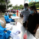 ရန်ကုန်မြို့၌ ကျန်းမာရေးဝန်ထမ်းတစ်ဦးကကျန်းမာရေးစစ်ဆေးမှုများပြုလုပ်ရန် အချက်အလက် ရယူနေသည်ကိုစက်တင်ဘာ ၈ ရက်ကတွေ့ရစဉ်(ဆင်ဟွာ)