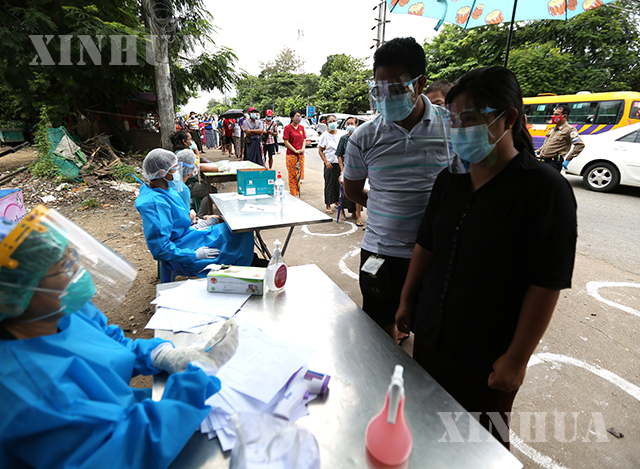 ရန်ကုန်မြို့၌ ကျန်းမာရေးဝန်ထမ်းတစ်ဦးကကျန်းမာရေးစစ်ဆေးမှုများပြုလုပ်ရန် အချက်အလက် ရယူနေသည်ကိုစက်တင်ဘာ ၈ ရက်ကတွေ့ရစဉ်(ဆင်ဟွာ)