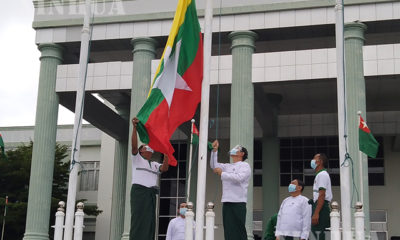 ပြည်ထောင်စု ကြံ့ခိုင်ရေးနှင့်ဖွံ့ဖြိုးရေးပါတီ ဥက္ကဌ ဦးသန်းဌေးက ပါတီ အောင်နိုင်ရေး အလံအား လွှင့်တင်နေစဉ် (ဆင်ဟွာ)