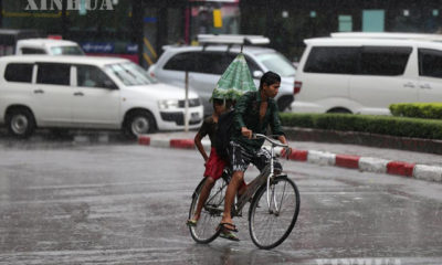 မိုးရွာပြီးနောက်စက်ဘီးစီးနေသူအားတွေ့ရစဉ် (ဆင်ဟွာ)