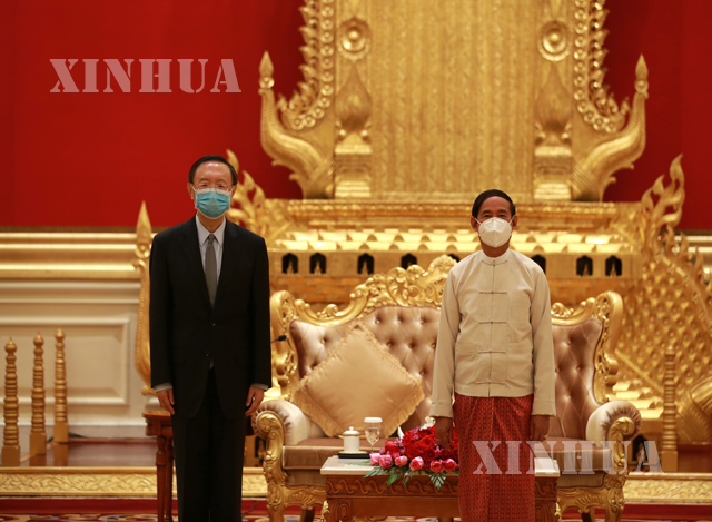 မြန်မာနိုင်ငံ နိုင်ငံတော် သမ္မတ ဦးဝင်းမြင့်နှင့် တရုတ်နိုင်ငံ ကွန်မြူနစ်ပါတီ ဗဟိုကော်မတီ နိုင်ငံရေးဗျူရို အဖွဲ့ဝင်နှင့် ဗဟိုကော်မတီပြည်ပရေးရာလုပ်ငန်း ကော်မရှင်ရုံးဥက္ကဋ္ဌ မစ္စတာ ယန်ကျဲ့ချီ တို့ စက်တင်ဘာ ၁ ရက်က နေပြည်တော်တွင် တွေ့ဆုံဆွေးနွေးစဉ် (ဆင်ဟွာ)