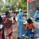 အိန္ဒိယနိုင်ငံ ဟိုင်ဒရာဘတ်မြို့ရှိ ကျန်းမာရေးစင်တာတွင် COVID-19 စမ်းသပ်မှုခံယူရန် စောင့်ဆိုင်းနေသူများကို တွေ့ရစဉ် (ဓာတ်ပုံ-Str/xinhua)
