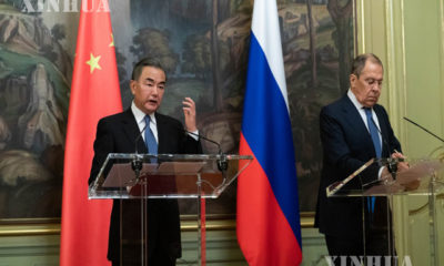တရုတ် နိုင်ငံတော်ကောင်စီဝင်နှင့် နိုင်ငံခြားရေးဝန်ကြီး #ဝမ်ရိ နှင့် #ရုရှား နိုင်ငံခြားရေးဝန်ကြီး Sergei Lavrov တို့ ပူးတွဲသတင်းစာရှင်းလင်းပွဲ ပြုလုပ်နေစဉ် (ဆင်ဟွာ)
