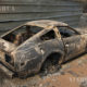 အမေရိကန်နိုင်ငံ ကယ်လီဖိုးနီးယားပြည်နယ်၌ တောမီးလောင်ကျွမ်းမှုအတွင်း ပျက်စီးသွားသော ကားတစ်စီးအား ဩဂုတ် ၂၈ ရက်က တွေ့ရစဉ်(ဆင်ဟွာ)