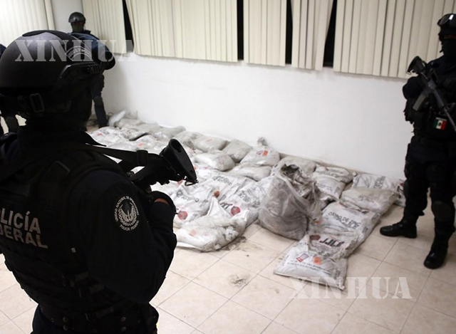 မက္ကဆီကိုနိုင်ငံ မက္ကဆီကိုစီးတီးမြို့၌ ၂၀၁၅ ခုနှစ် စက်တင်ဘာ ၃ ရက်က သိမ်းဆည်းရမိသော မူးယစ်ဆေးဝါးများကို လုံခြုံရေးတပ်ဖွဲ့ဝင်များက စစ်ဆေးနေစဉ်(ဆင်ဟွာ)