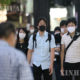 ဂျပန်နိုင်ငံ တိုကျိုမြို့ရှိ လမ်းပေါ်တွင် နှာခေါင်းစည်းတပ်ဆင်ကာ သွားလာနေသူများအား တွေ့ရစဉ် (ဆင်ဟွာ)