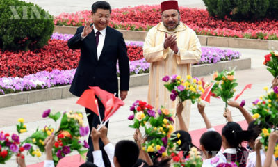 တရုတ်နိုင်ငံ သမ္မတ ရှီကျင့်ဖိန် (ဝဲ) နှင့် တရုတ်နိုင်ငံသို့ လာရောက်လည်ပတ်သော မော်ရိုကိုနိုင်ငံ ဘုရင် Mohammed VI အား ၂၀၁၆ ခုနှစ် မေ ၁၁ ရက်က ကြိုဆိုစဉ် (ဆင်ဟွာ)