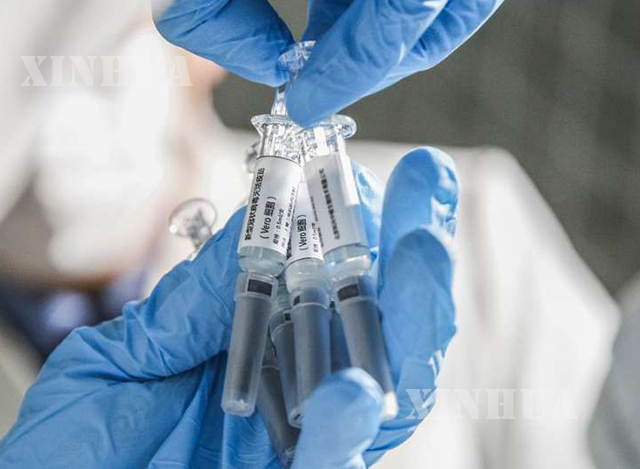 တရုတ်နိုင်ငံ ပေကျင်းမြို့တော်ရှိ Sinovac Biotech လီမိတက်တွင် COVID-19 ကာကွယ်ဆေး (COVID-19 inactivated vaccine) နမူနာကို ဝန်ထမ်းတစ်ဦးက ပြသနေစဉ် (ဆင်ဟွာ)