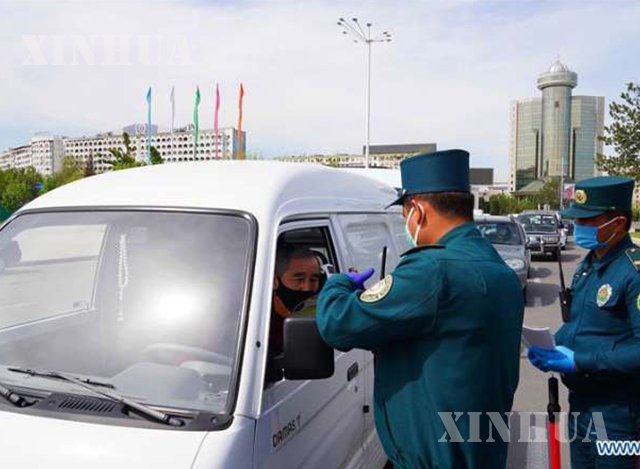 ဥဇဘက်ကစ္စတန်နိုင်ငံ တက်ရှ်ခန့်မြို့တွင် မော်တော်ယာဉ်အတွင်းရှိ လူများအား ကိုယ်အပူချိန်တိုင်းတာနေသည်ကို တွေ့ရစဉ် (ဆင်ဟွာ)