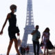 ပြင်သစ်နိုင်ငံ ပဲရစ်မြို့ရှိ အီဖယ်မျှော်စင်အနီး Trocadero Place တွင် နှာခေါင်းစည်းတပ်ဆင်ကာ လမ်းလျှောက်နေသူများကို တွေ့ရစဉ် (ဆင်ဟွာ)