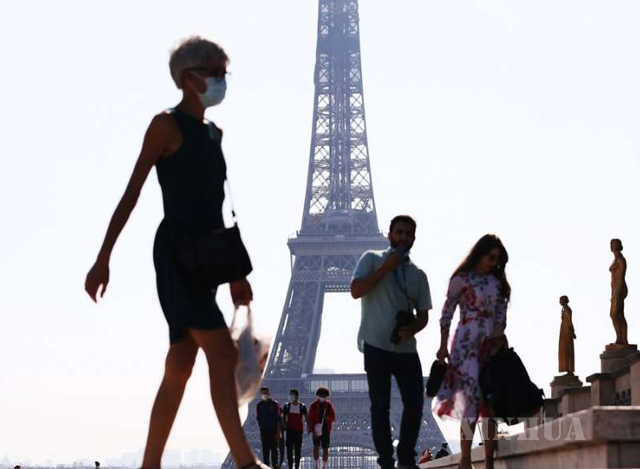 ပြင်သစ်နိုင်ငံ ပဲရစ်မြို့ရှိ အီဖယ်မျှော်စင်အနီး Trocadero Place တွင် နှာခေါင်းစည်းတပ်ဆင်ကာ လမ်းလျှောက်နေသူများကို တွေ့ရစဉ် (ဆင်ဟွာ)