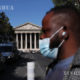 ပြင်သစ်နိုင်ငံရှိအမျိုးသားတစ်ဦးက စက်တင်ဘာ ၂၂ ရက်၌နှာခေါင်းစည်းတပ်၍ သွားလာနေသည်ကိုမြင်တွေ့ရစဉ်(ဆင်ဟွာ)