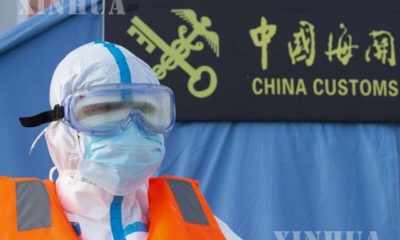 တရုတ်နိုင်ငံ အရှေ့မြောက်ပိုင်း ဟေးလုံကျန်းပြည်နယ်၊ ဖူယွမ်ဆိပ်ကမ်းရှိ သင်္ဘောတစ်စင်းကို ပိုးသတ်ဆေးဖျန်းရန် ပြင်ဆင်နေသူအား တွေ့ရစဉ် (ဆင်ဟွာ)