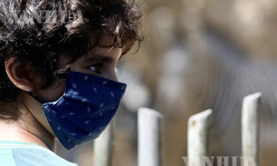 အမေရိကန်နိုင်ငံ လော့အိန်းဂျလိစ်မြို့ရှိ တိရစ္ဆာန်ရုံတွင် နှာခေါင်းစည်းတပ်ဆင်ထားသော ကလေးငယ်တစ်ဦးအားတွေ့ရစဉ်(ဆင်ဟွာ)