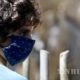 အမေရိကန်နိုင်ငံ လော့အိန်းဂျလိစ်မြို့ရှိ တိရစ္ဆာန်ရုံတွင် နှာခေါင်းစည်းတပ်ဆင်ထားသော ကလေးငယ်တစ်ဦးအားတွေ့ရစဉ်(ဆင်ဟွာ)