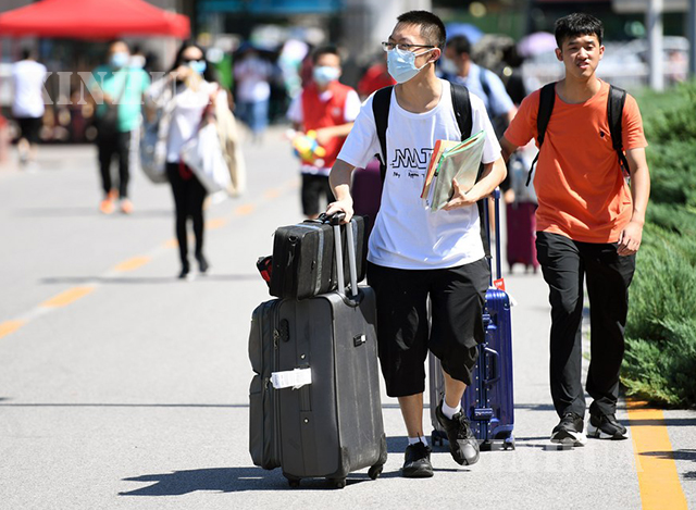 တရုတ်နိုင်ငံ ပေကျင်းမြို့ရှိ ပီကင်းတက္ကသိုလ် ကျောင်းဝင်းထဲသို့ ကျောင်းသားများ ဝင်ရောက်လာသည်ကို စက်တင်ဘာ ၁ ရက်ကတွေ့ရစဉ်(ဆင်ဟွာ)