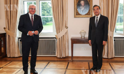 ဂျာမနီနိုင်ငံ သမ္မတ Frank-Walter Steinmeierနှင့် တရုတ်နိုင်ငံ နိုင်ငံတော်ကောင်စီဝင်နှင့် နိုင်ငံခြားရေးဝန်ကြီး ဝမ်ရိ စက်တင်ဘာ ၁ရက်က တွေ့ဆုံဆွေးနွေးစဉ် (ဆင်ဟွာ)