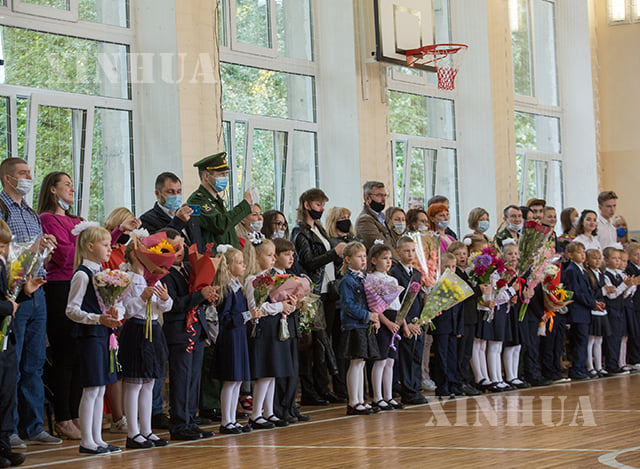 ရုရှားနိုင်ငံ စိန့်ပီတာစပတ်မြို့ရှိ စာသင်ကျောင်းဖွင့်ပွဲမြင်ကွင်းတစ်ခုအား စက်တင်ဘာ ၁ ရက်က တွေ့ရစဉ် (ဆင်ဟွာ)