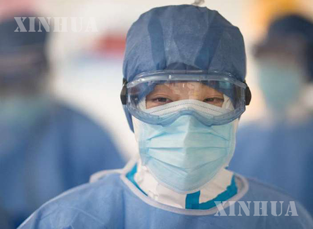 တရုတ်နိုင်ငံ အလယ်ပိုင်း ဟူပေပြည်နယ် ဝူဟန့်မြို့ရှိ COVID-19 သီးသန့်ဆေးရုံ၏ ပထမဆေးရုံ အထူးကြပ်မတ်ဆောင်၌ သူနာပြုတစ်ဦးကို တွေ့ရစဉ် (ဆင်ဟွာ)