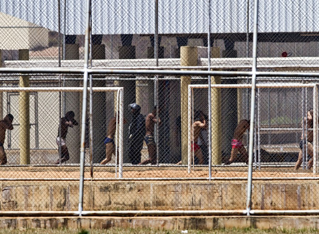 ဘရာဇီးနိုင်ငံ၊ ဆော်ပေါ်လိုပြည်နယ်၊ Jardinopolis အကျဉ်းထောင်တွင် အကျဉ်းသားများ တန်းစီလမ်းလျှောက်နေသည်ကို တွေ့ရစဉ် (ဓာတ်ပုံ- Xinhua/Webinar Sian/AGENCIA ESTADO)