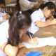 ကမ္ဘောဒီးယားနိုင်ငံ ဖနွမ်းပင်မြို့ရှိ အထက်တန်းကျောင်းတစ်ခုတွင် စာမေးပွဲဖြေဆိုနေကြသော ကျောင်းသားကျောင်းသူများအား ၂၀၁၈ ခုနှစ် ဩဂုတ် ၂၀ ရက်ကတွေ့ရစဉ်(ဆင်ဟွာ)