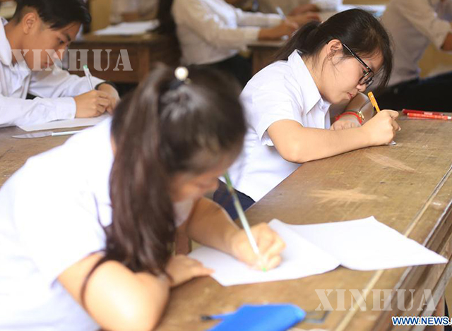 ကမ္ဘောဒီးယားနိုင်ငံ ဖနွမ်းပင်မြို့ရှိ အထက်တန်းကျောင်းတစ်ခုတွင် စာမေးပွဲဖြေဆိုနေကြသော ကျောင်းသားကျောင်းသူများအား ၂၀၁၈ ခုနှစ် ဩဂုတ် ၂၀ ရက်ကတွေ့ရစဉ်(ဆင်ဟွာ)