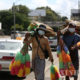 ရန်ကုန်မြို့၌ နှာခေါင်းစည်း တပ်ဆင်၍ ဈေးရောင်းသွားလာသူများအား တွေ့ရစဉ်(ဆင်ဟွာ)