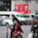 ရန်ကုန်မြို့၌ နှာခေါင်းစည်း အကာအကွယ်များဖြင့် သွားလာနေသူများအား တွေ့ရစဉ်(ဆင်ဟွာ)