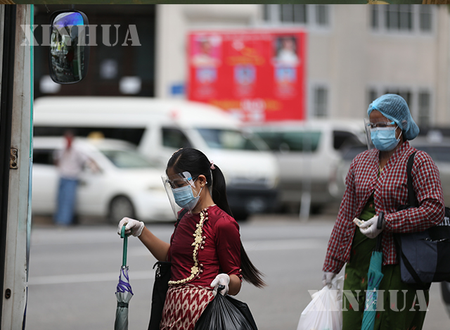 ရန်ကုန်မြို့၌ နှာခေါင်းစည်း အကာအကွယ်များဖြင့် သွားလာနေသူများအား တွေ့ရစဉ်(ဆင်ဟွာ)