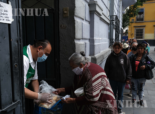 မက္ကဆီကိုနိုင်ငံ မက္ကဆီကိုစီးတီးတွင် အစားအစာ အခမဲ့လှူဒါန်းပေးနေသောနေရာတစ်ခုအား စက်တင်ဘာ ၂၄ ရက်က တွေ့ရစဉ်(ဆင်ဟွာ)