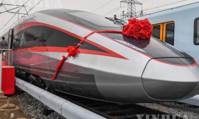 တရုတ်နိုင်ငံမှ တီထွင်ထုတ်လုပ်သည့် တစ်နာရီ ကီလိုမီတာ ၄၀၀ မောင်းနှင်နိုင်သည့် မြန်နှုန်းမြင့် ကျည်ဆန်ရထားကြီးအား အောက်တိုဘာ ၂၁ ရက်က တွေ့ရစဉ်(ဆင်ဟွာ)