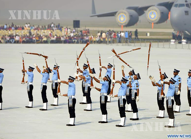 ၂၀၁၇ ခုနှစ် အောက်တိုဘာ ၈ ရက်တွင် ကျရောက်သော ၈၅ နှစ်မြောက် အိန္ဒိယလေတပ် တပ်ဖွဲ့နေ့တွင် စစ်ရေးပြနေသော တပ်ဖွဲ့ဝင်များအားတွေ့ရစဉ်(ဆင်ဟွာ)