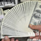 အမေရိကန်ဒေါ်လာများအားတွေ့ရစဉ် (ဆင်ဟွာ)