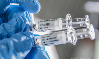 တရုတ်နိုင်ငံ မြို့တော် ပေကျင်းရှိ Sinovac Biotech လီမိတက်ရှိ COVID-19 ကာကွယ်ဆေး (COVID-19 inactivated vaccine) နမူနာကို ဝန်ထမ်းတစ်ဦးက ပြသနေစဉ် (ဆင်ဟွာ)