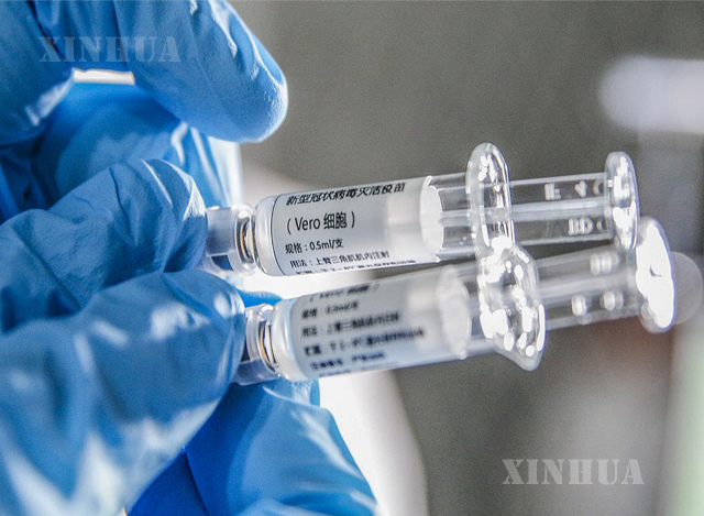 တရုတ်နိုင်ငံ မြို့တော် ပေကျင်းရှိ Sinovac Biotech လီမိတက်ရှိ COVID-19 ကာကွယ်ဆေး (COVID-19 inactivated vaccine) နမူနာကို ဝန်ထမ်းတစ်ဦးက ပြသနေစဉ် (ဆင်ဟွာ)