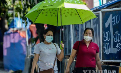 ဖိလစ်ပိုင်နိုင်ငံ မနီလာမြို့တွင် နှာခေါင်းစည်းတပ်ဆင်လျက် လမ်းလျှောက်နေသည့် အမျိုးသမီးများကို တွေ့ရစဉ် (ဆင်ဟွာ)