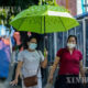ဖိလစ်ပိုင်နိုင်ငံ မနီလာမြို့တွင် နှာခေါင်းစည်းတပ်ဆင်လျက် လမ်းလျှောက်နေသည့် အမျိုးသမီးများကို တွေ့ရစဉ် (ဆင်ဟွာ)