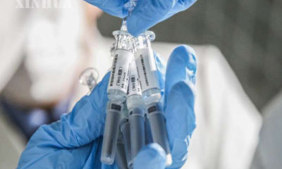 တရုတ်နိုင်ငံ ပေကျင်းမြို့တော်ရှိ Sinovac Biotech လီမိတက်တွင် COVID-19 ကာကွယ်ဆေး (COVID-19 inactivated vaccine) နမူနာများကို တွေ့ရစဉ် (ဆင်ဟွာ)
