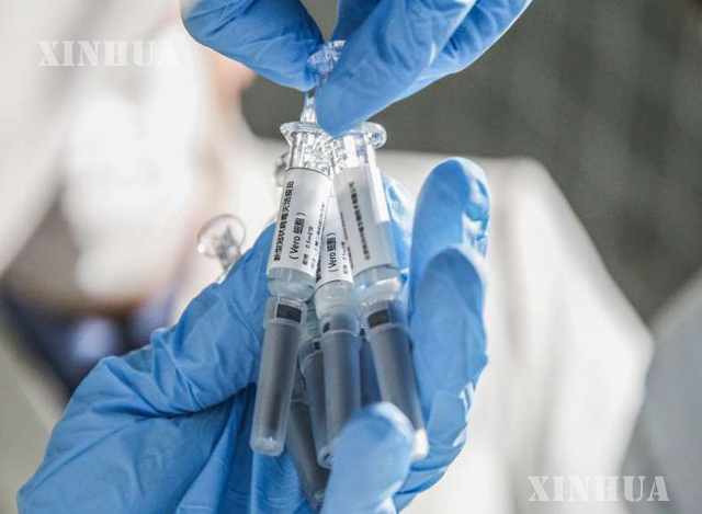 တရုတ်နိုင်ငံ ပေကျင်းမြို့တော်ရှိ Sinovac Biotech လီမိတက်တွင် COVID-19 ကာကွယ်ဆေး (COVID-19 inactivated vaccine) နမူနာများကို တွေ့ရစဉ် (ဆင်ဟွာ)