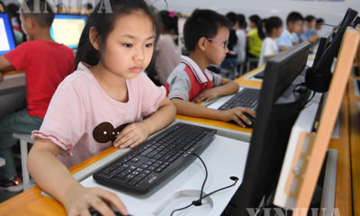 တရုတ်နိုင်ငံ အန်းဟွေးပြည်နယ် Jinzhaiမြို့ရှိ Jinzhai Hope မူလတန်းကျောင်းတွင် အင်တာနက်အသုံးပြုနေသော ကလေးငယ်များအားတွေ့ရစဉ် (ဆင်ဟွာ)