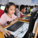 တရုတ်နိုင်ငံ အန်းဟွေးပြည်နယ် Jinzhaiမြို့ရှိ Jinzhai Hope မူလတန်းကျောင်းတွင် အင်တာနက်အသုံးပြုနေသော ကလေးငယ်များအားတွေ့ရစဉ် (ဆင်ဟွာ)