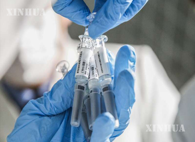 တရုတ်နိုင်ငံ မြို့တော် ပေကျင်းရှိ Sinovac Biotech လီမိတက်တွင် ဝန်ထမ်းတစ်ဦးက COVID-19 ကာကွယ်ဆေး (COVID-19 inactivated vaccine) နမူနာများ ပြသနေစဉ် (ဆင်ဟွာ)