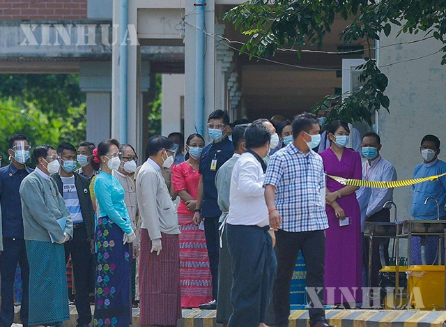 မဲပေးခြင်း သရုပ်ပြ စမ်းသပ်လေ့ကျင့်ပွဲသို့ နိုင်ငံတော် ၏ အတိုင်ပင်ခံ ပုဂ္ဂိုလ် လာရောက် စစ်ဆေးစဉ်( ဆင်ဟွာ)